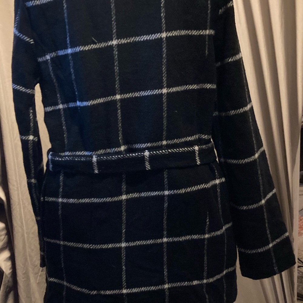 Entro Black and White Cape with Plaid Pattern - Picture 3 of 7